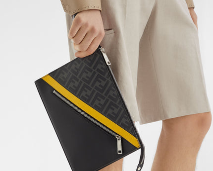 Pochette Fendi Diagonal
Pochette en tissu gris