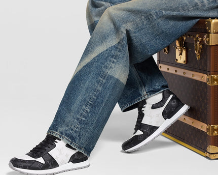 Sneaker Run Away - #1
